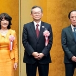 　全国銀行協会の会合に出席した（左から）片山財務相兼金融相、同協会の半沢淳一会長、日銀の植田総裁＝５日午前、東京都千代田区