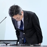 　浜岡原発の審査を巡る不適切事案について、臨時記者会見で謝罪する中部電力の林欣吾社長＝５日午後、名古屋市