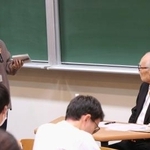 　被団協代表委員の田中熙巳さん（右）と対話する大学生＝２０２５年１１月、さいたま市