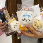　香港にある回転ずしの「スシロー」で購入できる漫画「ちいかわ」の限定グッズ＝２日（共同）