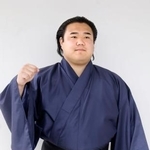 　新弟子検査を終え、ポーズをとるアリュンエルデネ・スフバット＝５日、東京・両国国技館