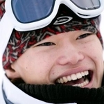 　スノーボードＷ杯ハーフパイプ第２戦を制し、笑顔で取材に応じる山田琉聖＝コッパーマウンテン（共同）