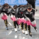 　「チーム・ゴールド」の練習で隊列の先頭を滑る、スピードスケート女子の高木美帆＝長野市エムウェーブ