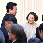 　連合の新年交歓会で芳野友子会長（右）と話す木原官房長官＝５日午後、東京都荒川区