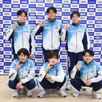 　ポーズをとる体操男子の橋本大輝（後列中央）、萱和磨（同左）ら＝５日、千葉県印西市