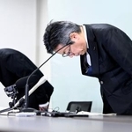 　浜岡原発の審査を巡る不適切事案について、臨時記者会見で謝罪する中部電力の林欣吾社長（右）＝５日午後、名古屋市