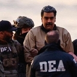 　ヘリポートから裁判所に向かうベネズエラのマドゥロ大統領（右奥）＝５日、米ニューヨーク・マンハッタン（ロイター＝共同）