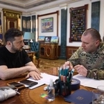 　ウクライナ保安局（ＳＢＵ）のマリュク長官と会談するゼレンスキー大統領（左）＝昨年６月、キーウ（ウクライナ大統領府提供、ゲッティ＝共同）