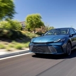 　トヨタ自動車の北米仕様のハイブリッド車「カムリ」
