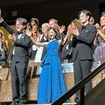 　ベネチア国際映画祭での「果てしなきスカーレット」の公式上映後、観客からの拍手に応える（前列左から）細田守監督、芦田愛菜さん、岡田将生さん＝２０２５年９月、イタリア・ベネチア（共同）