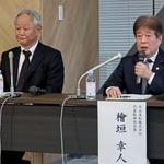 　記者会見する今治造船の檜垣幸人社長（右）とジャパンマリンユナイテッドの広瀬崇社長＝６日午前、東京都内