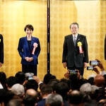 　経済３団体の新年祝賀会で記念撮影に応じる（左から）経団連の筒井義信会長、高市首相、日本商工会議所の小林健会頭、経済同友会の山口明夫代表幹事＝６日午後、東京都千代田区