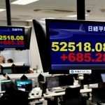 　最高値を更新した日経平均株価の終値を示すモニター＝６日午後、東京都港区の外為どっとコム