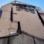 　地震の影響で外壁が崩れたとみられる建物＝６日午前１１時３０分ごろ、松江市