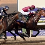 　ＢＣクラシックで優勝した坂井瑠星騎乗のフォーエバーヤング（右）＝２０２５年１１月、デルマー競馬場（共同）