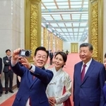 　小米科技（シャオミ）製スマートフォンで自撮りする韓国の李在明大統領夫妻（左）と中国の習近平国家主席夫妻＝５日、北京（聯合＝共同）