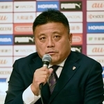 　Ｊ１京都の新体制発表会で抱負を述べるチョウ・キジェ監督＝６日、京都市