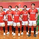 　Ｊ１浦和の新体制発表会見でユニホーム姿を披露する宮本（左から４人目）ら＝６日、埼玉スタジアム