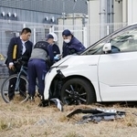 　少年が車にはねられた現場＝６日午後２時３３分、大阪府東大阪市