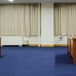 　会談する福島県の内堀雅雄知事（左）と東電の小早川智明社長（右手前）ら＝６日午前、福島県庁