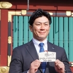 　今年の願いを記した絵馬を見せる、楽天の球団アンバサダー・岡島豪郎氏＝６日、宮城県塩釜市の塩釜神社