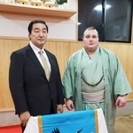 　化粧まわしの贈呈式に出席した大関安青錦（右）と安治川親方＝６日、東京都江東区の安治川部屋