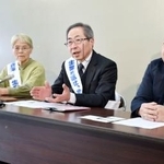 　東電柏崎刈羽原発の再稼働撤回を求めた申し入れ後、記者会見する原告団長の中島孝さん（右から２人目）ら＝６日午後、新潟県庁