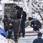 　現場検証でエスカレーターの操作について従業員からの説明を聞く捜査員。右下は事故のあったベルトの巻き取り口＝６日午後２時５９分、北海道小樽市