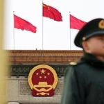 　北京の人民大会堂に掲げられた中国国旗と国章＝２０２５年３月（共同）