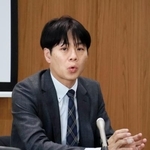 　記者会見する佐賀県弁護士会の出口聡一郎会長＝６日午後、佐賀市