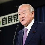 　記者会見する自民党の鈴木幹事長＝６日午前、東京・永田町の党本部