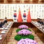 　６日、北京で行われた李強首相と李在明大統領の会談（聯合＝共同）