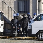 　現場のアパートを調べる捜査員ら＝１日午後、水戸市