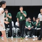 　女子２回戦で指揮を執る東京医療保健大の恩塚監督（中央）＝東京・駒沢体育館