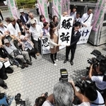 　ハンセン病家族訴訟で熊本地裁が国に賠償を命じ、掲げられた勝訴の垂れ幕＝２０１９年６月、熊本地裁前