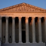 　米最高裁判所の外観＝２０２４年７月、ワシントン（ロイター＝共同）