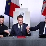 　ウクライナ支援で「安全の保証」宣言に署名する（左から）ウクライナのゼレンスキー大統領、フランスのマクロン大統領、英国のスターマー首相＝６日、パリ（ゲッティ＝共同）