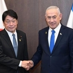 　６日、エルサレムでイスラエルのネタニヤフ首相（右）と握手する自民党の小野寺五典安全保障調査会長（Ｈａｉｍ　Ｚａｃｈ／ＧＰＯ提供・共同）