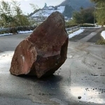 　地震の影響で道路に落下した石＝７日午前８時５７分、鳥取県伯耆町