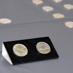 　偽造された昭和天皇在位６０年記念の１万円銀貨＝７日午後、警視庁小岩署