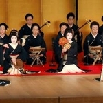 　京都五花街の宮川町で開かれた「始業式」で披露された芸妓による舞＝７日午後、京都市東山区