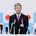 　記者会見する新潟県柏崎市の桜井雅浩市長＝７日午前、柏崎市