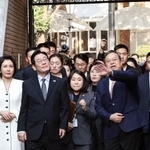 　中国・上海で「大韓民国臨時政府」の庁舎跡を訪れた韓国の李在明大統領（左から３人目）＝７日（聯合＝共同）