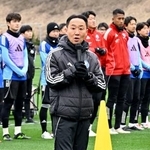 　今季初練習の見学に訪れたサポーターへあいさつするＪ１町田の黒田監督＝７日、東京都町田市