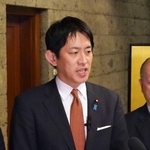 　記者団の取材に応じる自民党の小林政調会長＝７日、マニラ（共同）