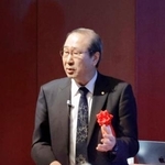 　講演する京都大の北川進特別教授＝７日午前、仙台市