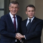 　チェコのバビシュ首相（左）とフランスのマクロン大統領＝６日、パリ（ＡＰ＝共同）