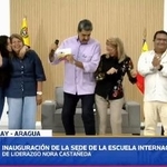 　ベネズエラ北部アラグア州で女性向け教育機関の開所式に参加し、踊りを披露するマドゥロ大統領（中央左）と妻シリア・フロレス氏（同右）＝２０２５年１２月３０日（マドゥロ氏のフェイスブックから、共同）