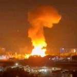 　３日、ベネズエラの首都カラカスで上がる爆煙。動画からのこま落とし、画質を処理（ロイター＝共同）