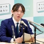 　記者会見で、自身の資産報告書の訂正について説明するチームみらいの安野党首＝８日午前、国会